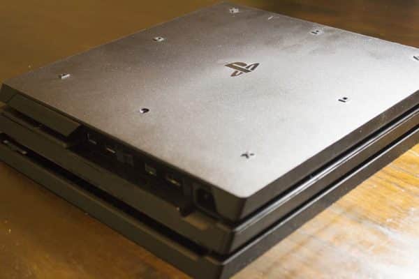 چگونگی نصب یک SSD در PS4 Pro روی یک سطح مسطح و ثابت به پشت قرار دهید