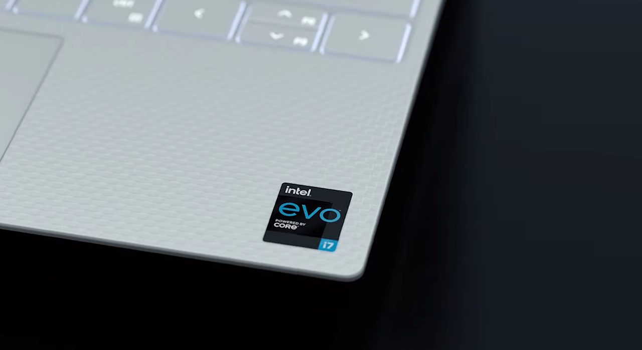 نشان پلتفرم Intel EVO بر روی لپ تاپ